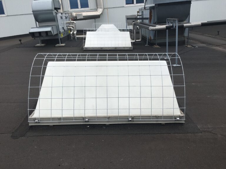 Ovenlyssikring Faldsikring ovenlys Sikkerhed ved ovenlys Arbejde omkring ovenlys Sikring af ovenlys Ovenlys sikkerhedssystemer Tagarbejde ovenlyssikring Beskyttelse ved ovenlys Faldsikringsudstyr ovenlys Ovenlyssikring løsninger