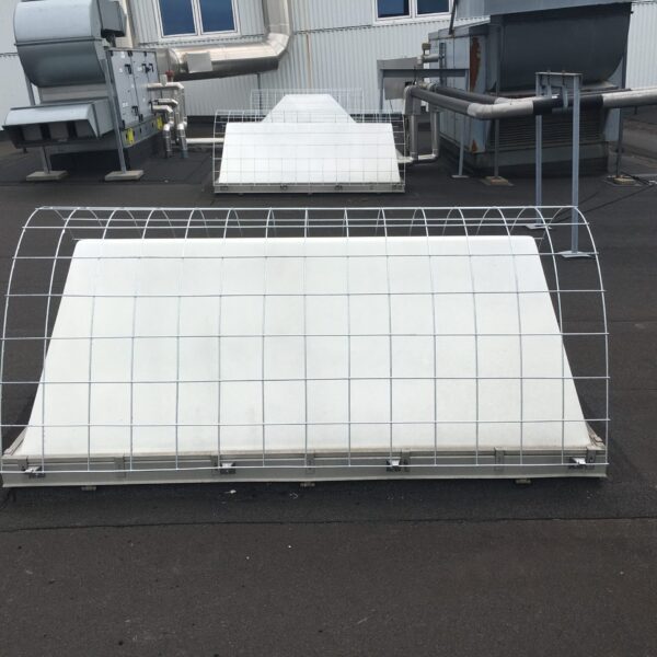 Ovenlyssikring Faldsikring ovenlys Sikkerhed ved ovenlys Arbejde omkring ovenlys Sikring af ovenlys Ovenlys sikkerhedssystemer Tagarbejde ovenlyssikring Beskyttelse ved ovenlys Faldsikringsudstyr ovenlys Ovenlyssikring løsninger