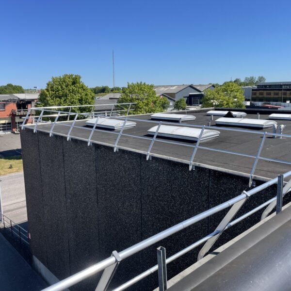 Rækværk, fastmonteret indbøjet