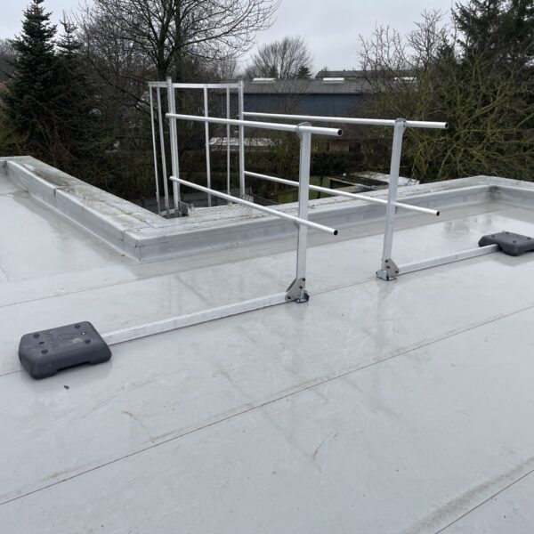 Fritstående gelænder 2 mtr. sæt pris.